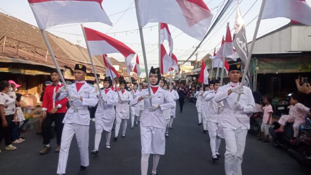 Semarak Merah Putih & Nguri-uri Budaya Jawa! Warga Jatinom Klaten Gelar Kirab Bentang Merah Putih 200 Meter
